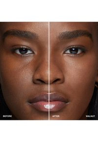 Før-og-etter sammenligning av et ansikt som viser hudtekstur, tone og utseende med "Walnut" produktet påført, som forbedrer glattheten.