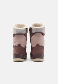 Stivali in suede marrone con un morbido rivestimento in pile grigio, dotati di chiusura con zip e dettagli texture sui lati e sul tacco.