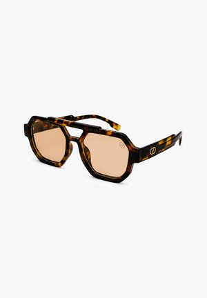 Zonnebril met schildpadmotief, hoekige bruine glazen en een dubbele brug op een witte achtergrond.