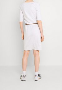 Szara bawełniana sukienka z rękawami do trzech czwarci, przewężona w talii brązowym plecionym paskiem, oraz małym haftowanym logo na plecach.