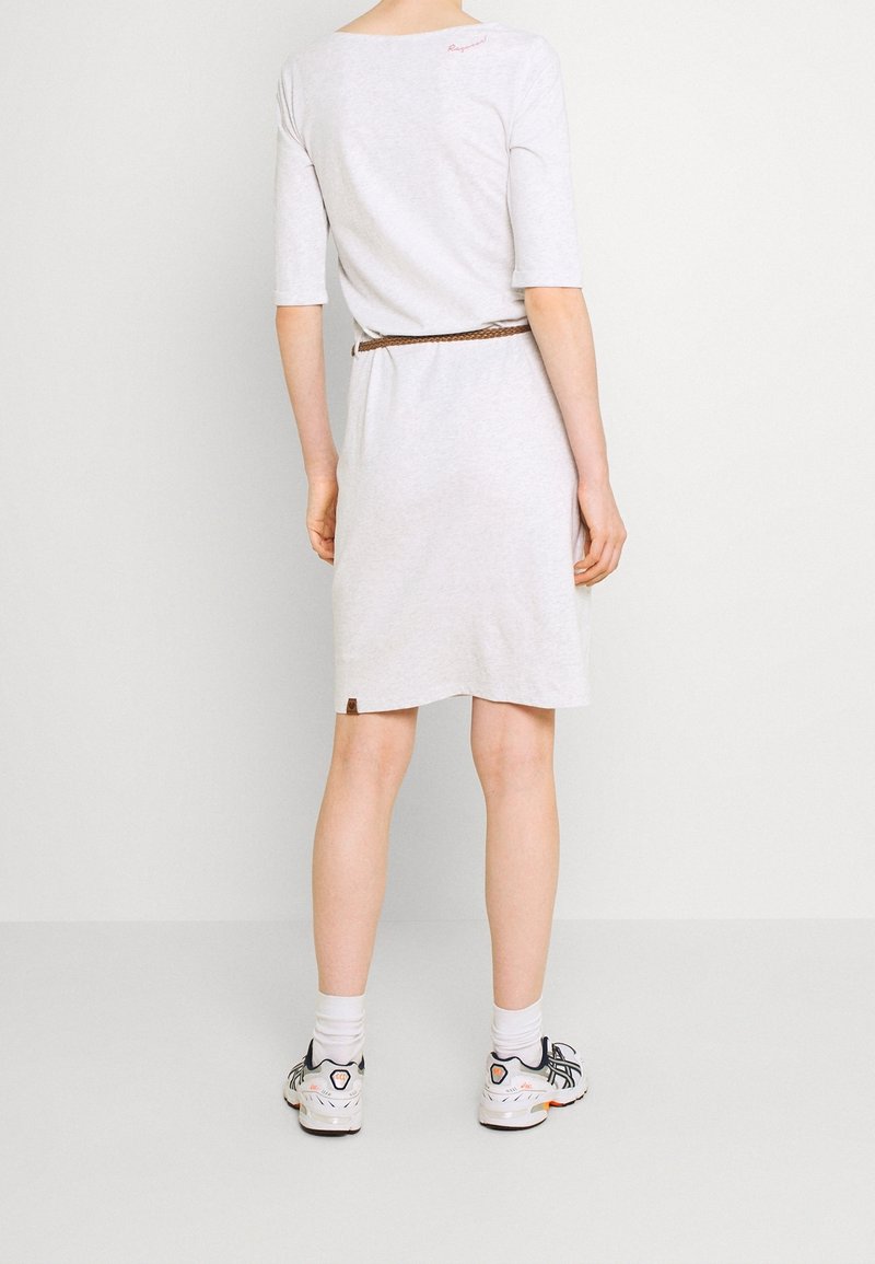 Szara bawełniana sukienka z rękawami do trzech czwarci, przewężona w talii brązowym plecionym paskiem, oraz małym haftowanym logo na plecach.