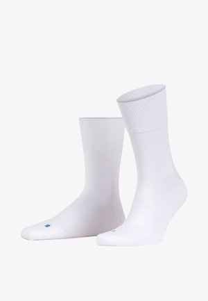 Calcetines blancos con puños acanalados, punta sin costura y un acento azul en la suela. Textura suave, diseño hasta el tobillo, adecuados para el uso diario.