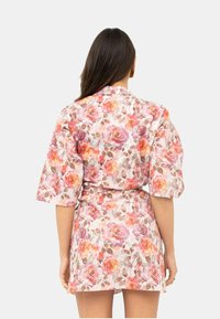 Abito a portafoglio floreale con maniche corte, caratterizzato da un motivo di rose nei toni del rosa pastello, arancione e viola su tessuto leggero. Cintura regolabile.