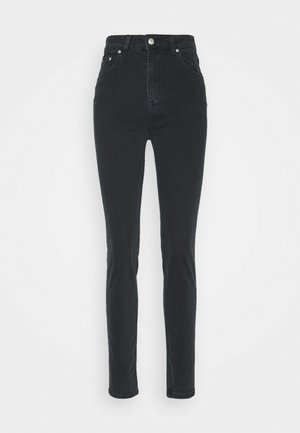 Schwarze Skinny-Jeans mit hoher Taille, Vorderknopf und Reißverschluss, Vorder- und Gesäßtaschen, auf weißem Hintergrund dargestellt.