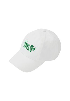 Gorra de béisbol blanca con texto bordado en verde que dice "Tennis Club Girls Gang" en el panel frontal.