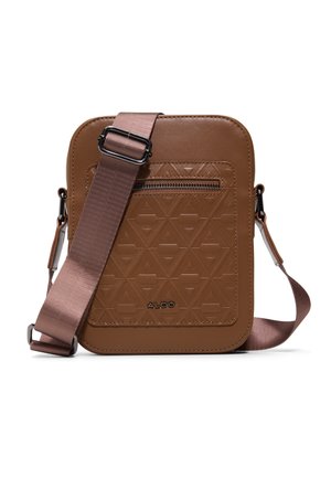 Ruskea olkalaukku säädettävällä leveällä hihnalla, edessä vetoketjullinen tasku, kohokuvioitu geometrinen kuvio ja "ALDO"-logo alaosassa keskellä.