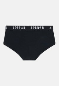 Čierne pánske slipy vyrobené z bavlny s bielym logom "JORDAN" na elastickom pásiku. Vysoký pás s prešitými okrajmi.