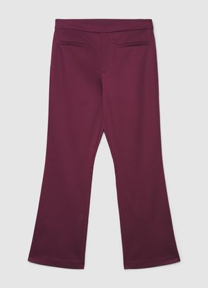Bordeauxfarbene Schlaghosen mit glatter Textur, zwei Gesäßtaschen und einem taillierten Bund. Die Hosenbeine werden zum Saum hin weiter.