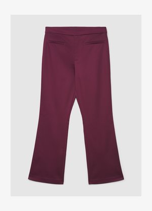 Bordeauxfarbene Schlaghosen mit glatter Textur, zwei Gesäßtaschen und einem taillierten Bund. Die Hosenbeine werden zum Saum hin weiter.