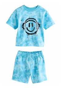 Błękitny zestaw tie-dye składający się z t-shirtu z krótkim rękawem z grafiką czarnej buźki z słuchawkami, w komplecie z pasującymi szortami.