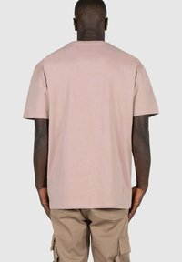 MJ Gonzales MÄNNER WORLDWIDE X HEAVY OVERSIZED - Trükipildiga T-särk - duskrose