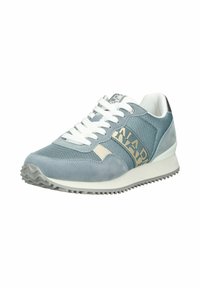 Baskets bleu clair en matériaux suédé et en mesh, avec des lacets blancs, un logo texturé beige et une semelle en caoutchouc texturée.