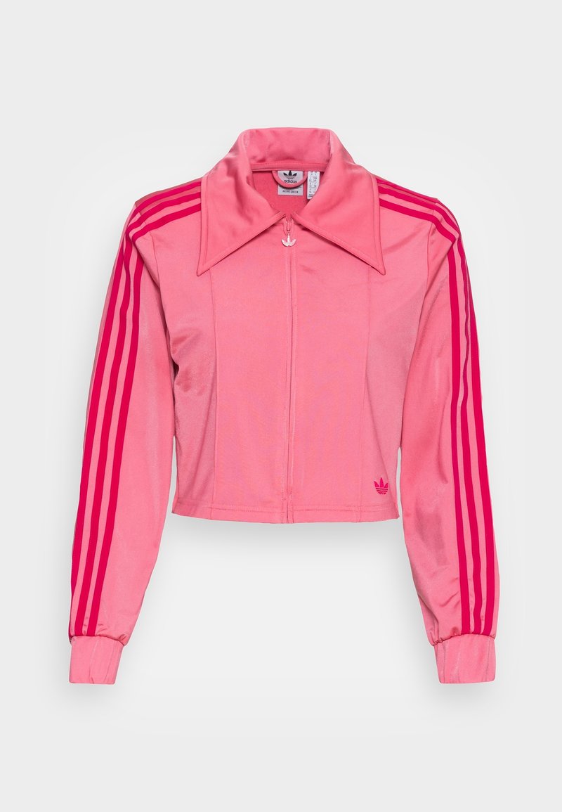 Veste de survêtement rose Adidas coupée avec un large col, fermeture éclair avant intégrale et trois rayures roses plus foncées emblématiques le long des manches.