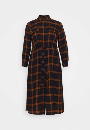 Czarna długa sukienka koszulowa z długim rękawem, w pomarańczową kratę, z zapięciem na guziki z przodu, kieszeniami na piersiach, kołnierzykiem oraz pasem z dopasowanego materiału.