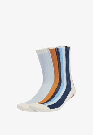 Zwei Paar knielange Socken, eines in einfarbigem Hellblau und eines weiß mit vertikalen Streifen in Orange, Marineblau und Hellblau.