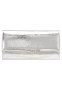 Silverfärgad, metallisk, rektangulär clutchväska med en slät yta och en liten horisontell logotavla på framfliken.