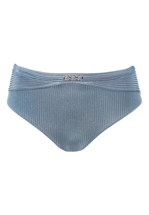 Jasnoniebieskie rybaczki z prążkowanej tkaniny o gładkiej teksturze, z wywiniętym pasem i ozdobnym detalem w postaci złotego pierścionka na środku przodu.