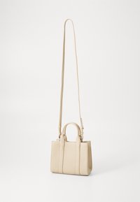 Beige läderhandv�äska med texturerad yta, två korta handtag och ett långt justerbart band. Fyrkantig form med minimalistisk design.