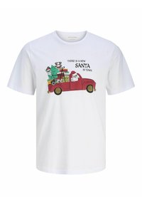 Camiseta de algodón blanca con un gráfico de un camión rojo cargado de regalos, dos figuras de Santa y un texto que dice "HAY UN NUEVO SANTA EN LA CIUDAD."