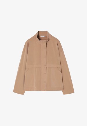 Beež jakk sisaldab tõstetud kraed, nööpide eesmist sulgemist, kahte suurt eesmist taskut ning lõdva istuvuse koos laiemate varrukatega. Sile kangast tekstuur.