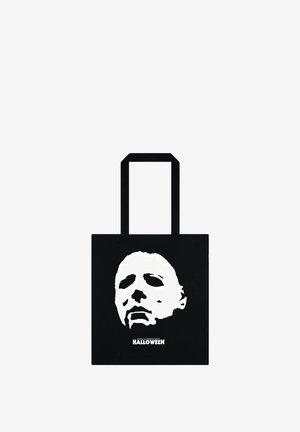 Czarna torba na ramię z białą grafiką zamaskowanej twarzy, z szerokimi uchwytami i odważnym napisem "HALLOWEEN" na dole.