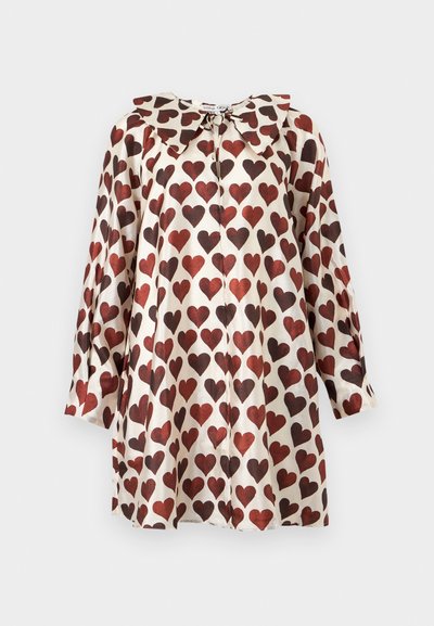 Φόρεμα μακρυμάνικο, κρεμ χρώματος με μυτερό γιακά, καλυμμένο με σκουρόχρωμα κόκκινα και καφέ μοτίβα καρδιών.