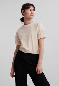 Niewybrane, bright white 