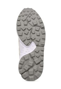 Schuhsohle mit einer grauen strukturierten GummOberfläche, die multidirektionale quadratische und rechteckige Profilierungen für Traktion aufweist. Weiße Akzente an den Seiten.