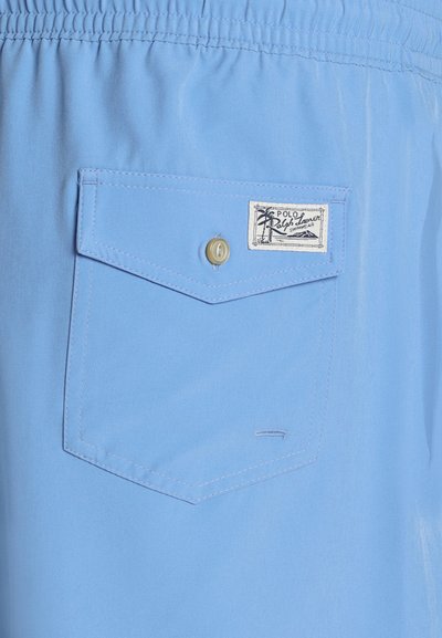 Svetlomodré plavkové šortky s vreckom na gombík, elastickým pásom a značkovou etikou so vzorom palmy prišitou na boku.