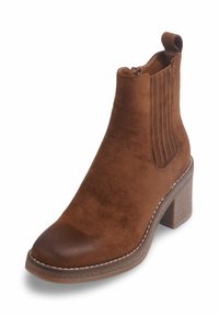Bottines en suede marron avec un bout arrondi, des panneaux latéraux élastiques et un talon bloc texturé. Dotées d'une fermeture éclair sur le côté pour un enfilage facile.