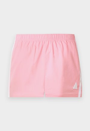 Svetloružové atletické šortky s bielymi pruhmi po stranách a malým bielym logom Adidas na spodnej časti pravého stehna.