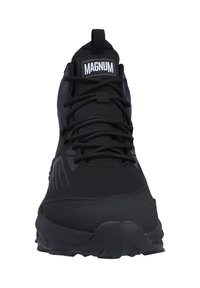 Schwarze Sportschuhe mit atmungsaktivem Mesh-Obermaterial, strukturierten Akzenten, flachen Schnürsenkeln und einer robusten Gummisohle für guten Halt. Logo auf der Zunge.