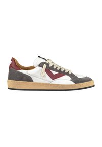 Sneaker bassi in pelle bianca, con dettagli in suede grigio, un motivo a chevron rosso, lacci beige e una suola in gomma beige consumata.