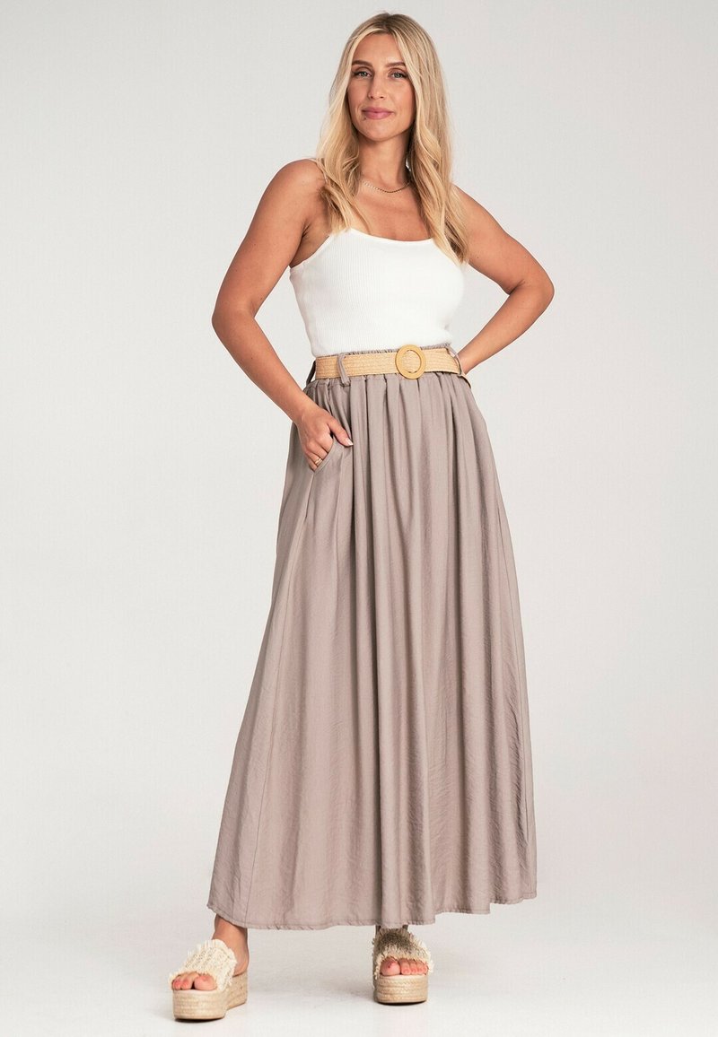 Maxi-Rock aus hellgrauem Stoff, mit fließendem Design, elastischem Taillenbund und zwei seitlichen Taschen; kombiniert mit einem strukturierten beigen Gürtel.
