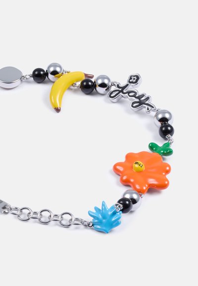 Värviline helmestest käevõru, millel on mustad ja hõbedased ümmargused helmed, kollane banaanikujuline ripats, oranž lill ja sinised lehe aktsendid. Kaasas "Rõõm" ripats.