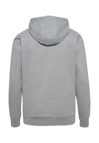 Szürke kapucnis pulóver sima textúrával, elasztikus mandzsettákkal és szegéllyel. Egyszerű kialakítás jellemzi, látható logók vagy minták nélkül.