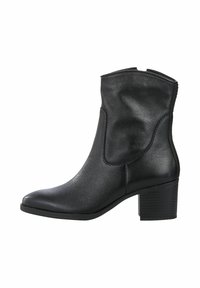 Botín de cuero negro con punta afilada, paneles elásticos laterales y parte superior texturizada. Presenta un tacón grueso y estriado para mayor estabilidad.