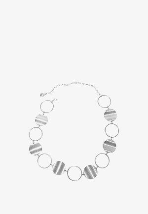 Zilveren metalen ketting met afwisselend geborstelde cirkelvormige en open ronde schakels. Inclusief verstelbare ketting en sluiting.