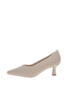 Zapato de mujer beige de punta puntiaguda con tacón bajo tipo kitten heel y parte superior de tela texturizada, mostrado de lado sobre fondo blanco.