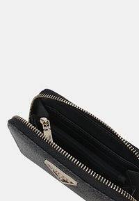 Portafoglio in pelle nera con finitura testurizzata, hardware dorato, scomparti multipli e chiusura con zip.