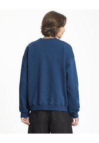 Navyblauwe katoenen sweatshirt met een relaxte fit, ribgebreide manchetten en zoom. Kenmerkt zich door een ronde hals en een zachte textuur.