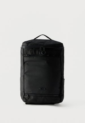 Čierny obdĺžnikový batoh s horným madlom, prednými vreckami na zips a zaobleným dvojitým zatváraním na hlavnú priehradku.