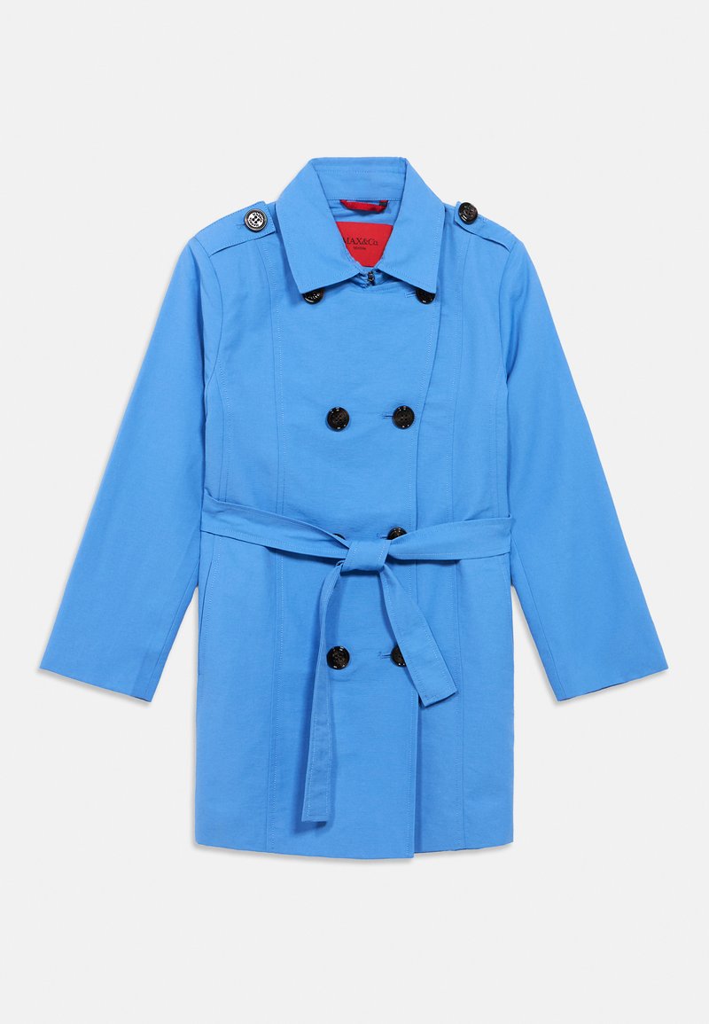 Trench-coat bleu clair avec ceinture à la taille, fermeture croisée à boutons noirs. Comporte un col et des manches longues.