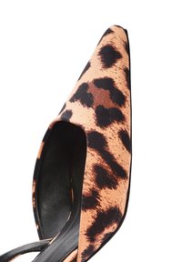 Décolleté a punta in tessuto animalier, con interno nero, distintivo motivo leopardato marrone e nero e aperture laterali per la traspirabilità.