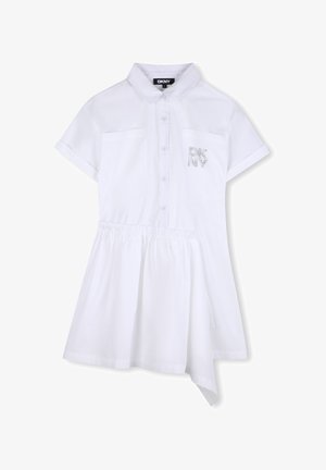 Robe blanche à manches courtes avec col, fermeture à boutons, deux poches poitrine, taille élastique et un logo DKNY décoratif en strass.
