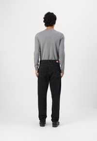 Tommy Jeans ISAAC TAPERED - Relaxed fit jeans - denim black