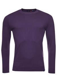 Pull en maille violet avec un col rond, des manches longues, et des poignets et un ourlet côtelés. Texture lisse avec un léger éclat.