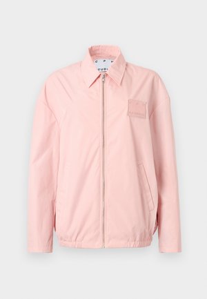 Világos rózsaszín cipzáros dzseki gallérral, hosszú ujjakkal, két oldalzsebbel és kis címkelogóval a bal mellrészen.