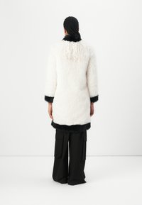 TWINSET Vinterfrakke - neve/nero
