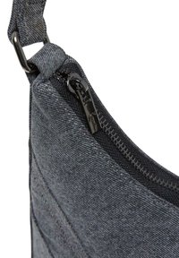 Grijze denim schoudertas met een ronde vorm, voorzien van een ritsclosure en zwart metalen details. Gestructureerde stof met zichtbare stiksel details.